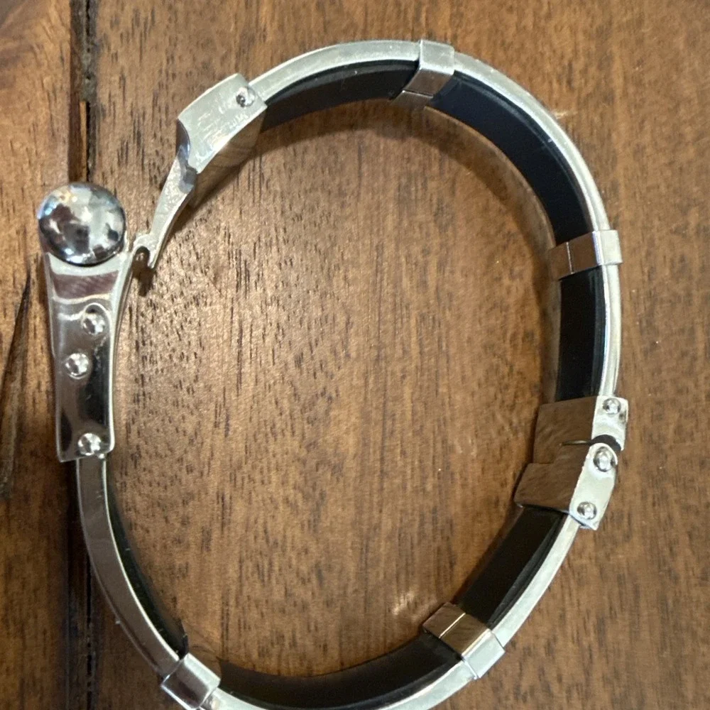 MENS Bracelet Silver Tone Black Accent‎  Sturdy excellent condition